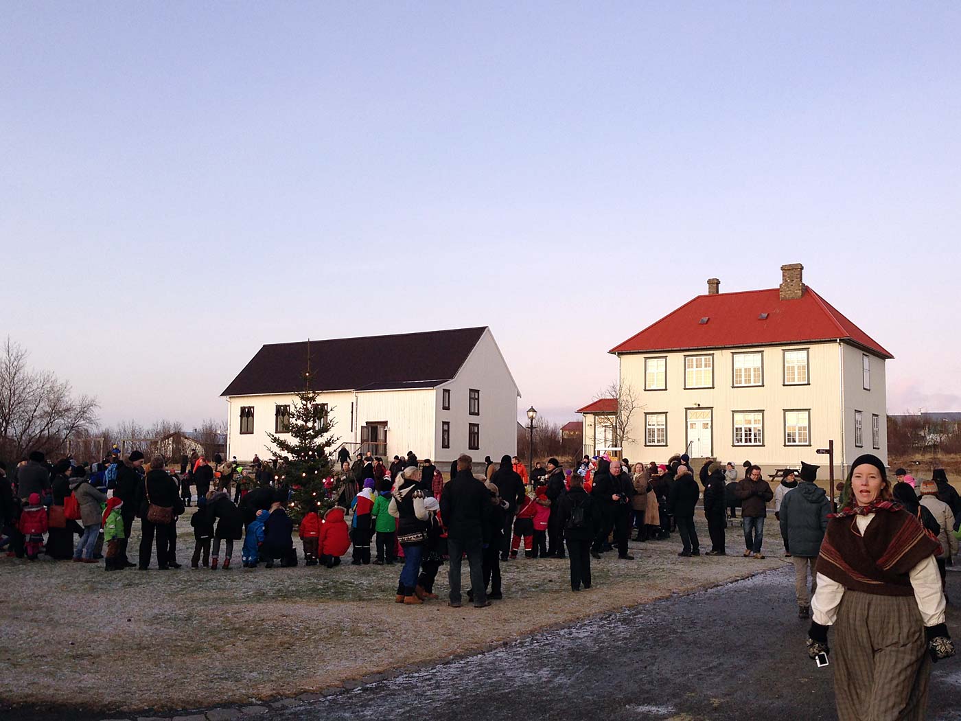 Reykjavík. Árbær Freilichtmuseum. - Weihnachtliche Stimmung, auch ohne Schnee, im <a href='http://minjasafnreykjavikur.is/english/desktopdefault.aspx/tabid-4205/' target='_blank' class='linksnormal'>Árbær Freilichtmuseum</a>. (09.12.2012)