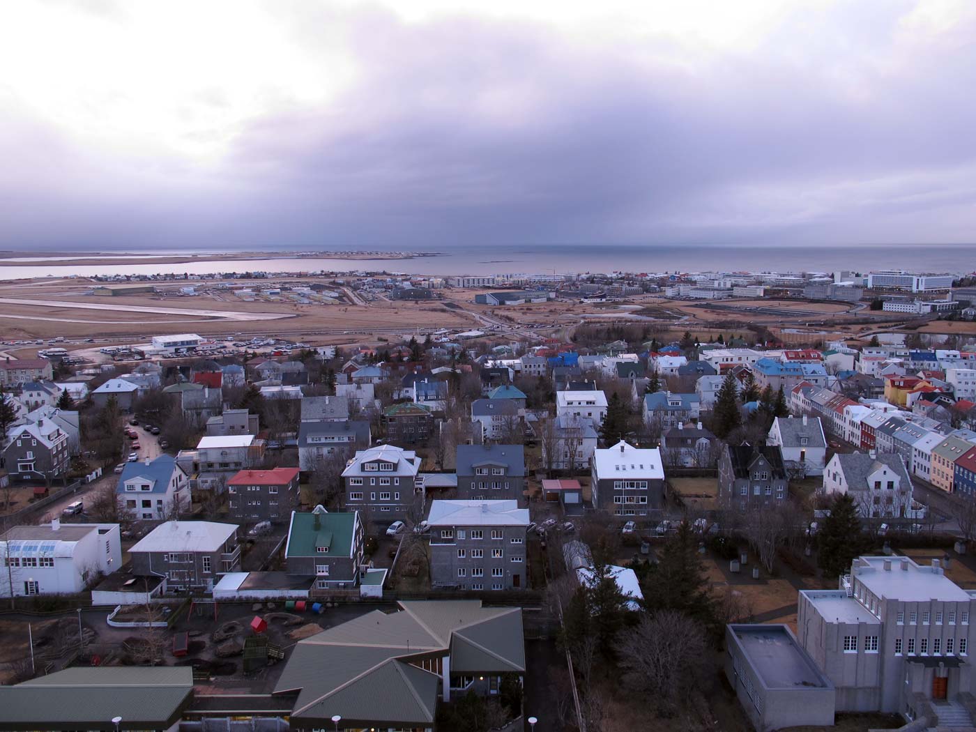 Reykjavík. Bilder vom höchsten Punkt (Kirche Hallgrímskirkja). - WSW. (20.12.2012)