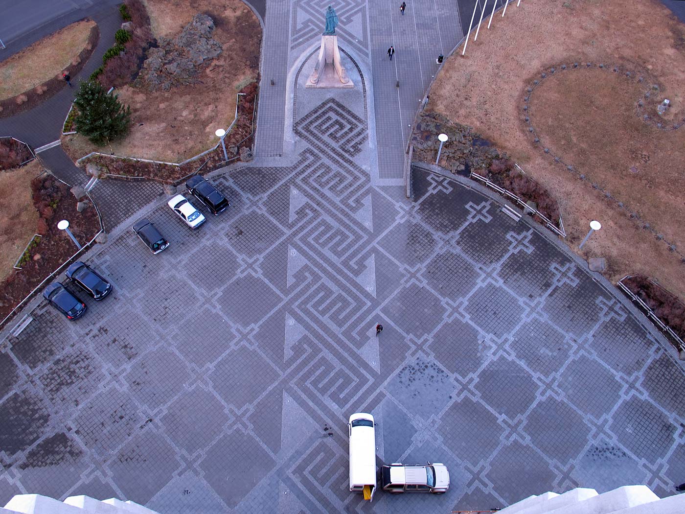 Reykjavík. Bilder vom höchsten Punkt (Kirche Hallgrímskirkja). - RUNTER. (20.12.2012)