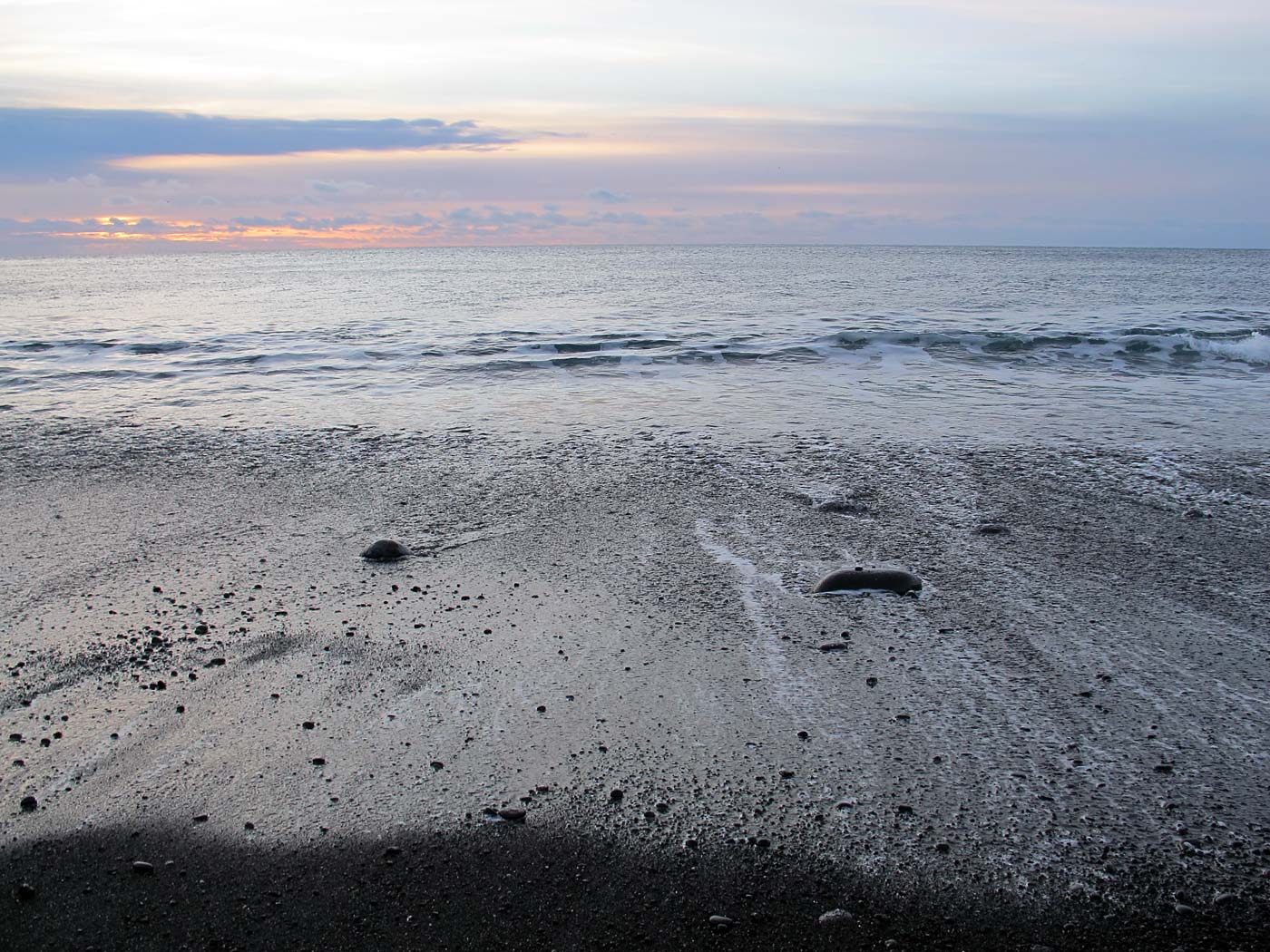 Snæfellsnes. Kalt und schön. - Ein weiterer Stop: Strand Djúpalónssandur, ein breiter Steinstrand. (25.12.2012)