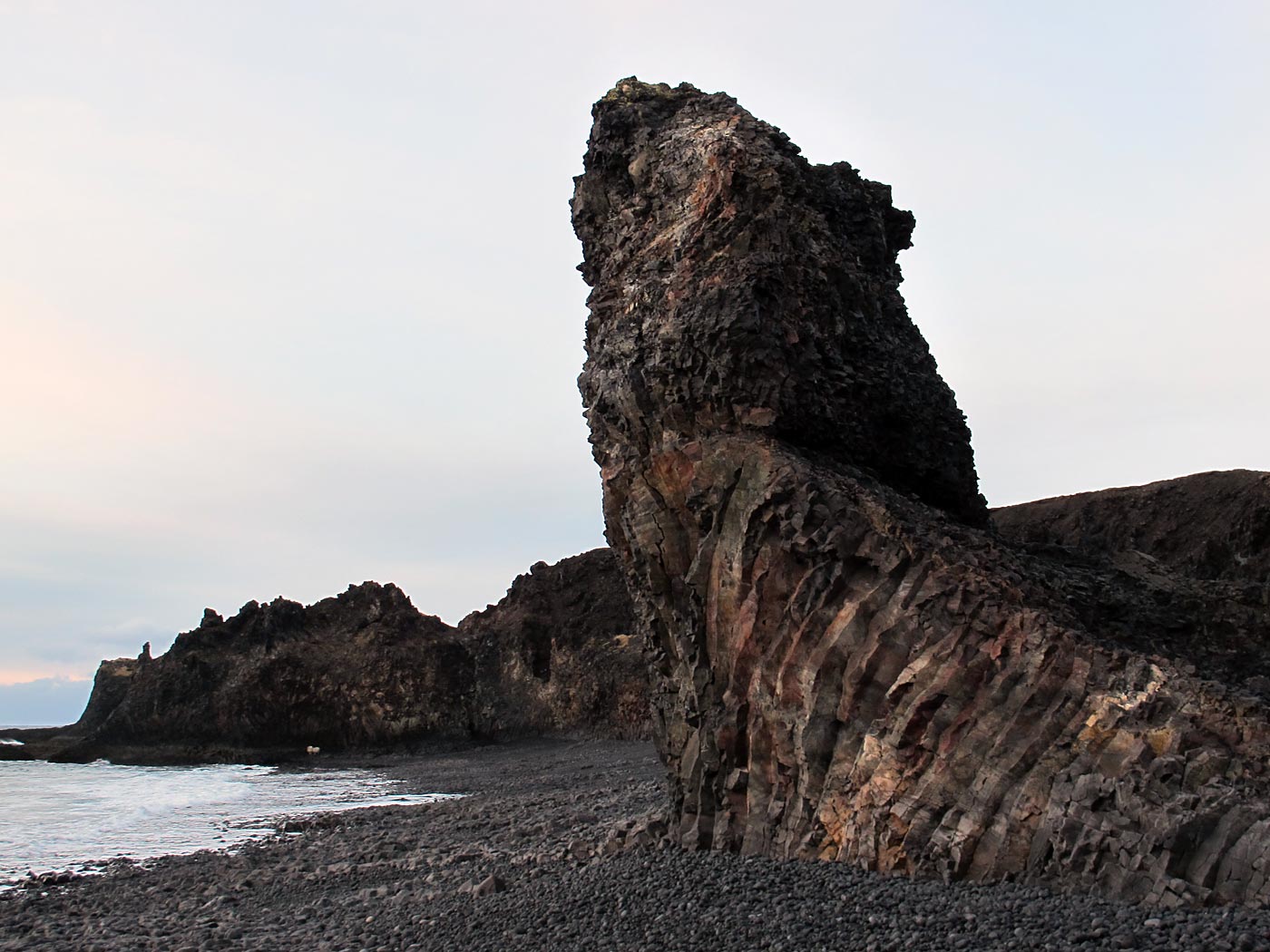 Snæfellsnes. Kalt und schön. - Strand Djúpalónssandur. Die Kirche "Tröllakirkja". (25.12.2012)