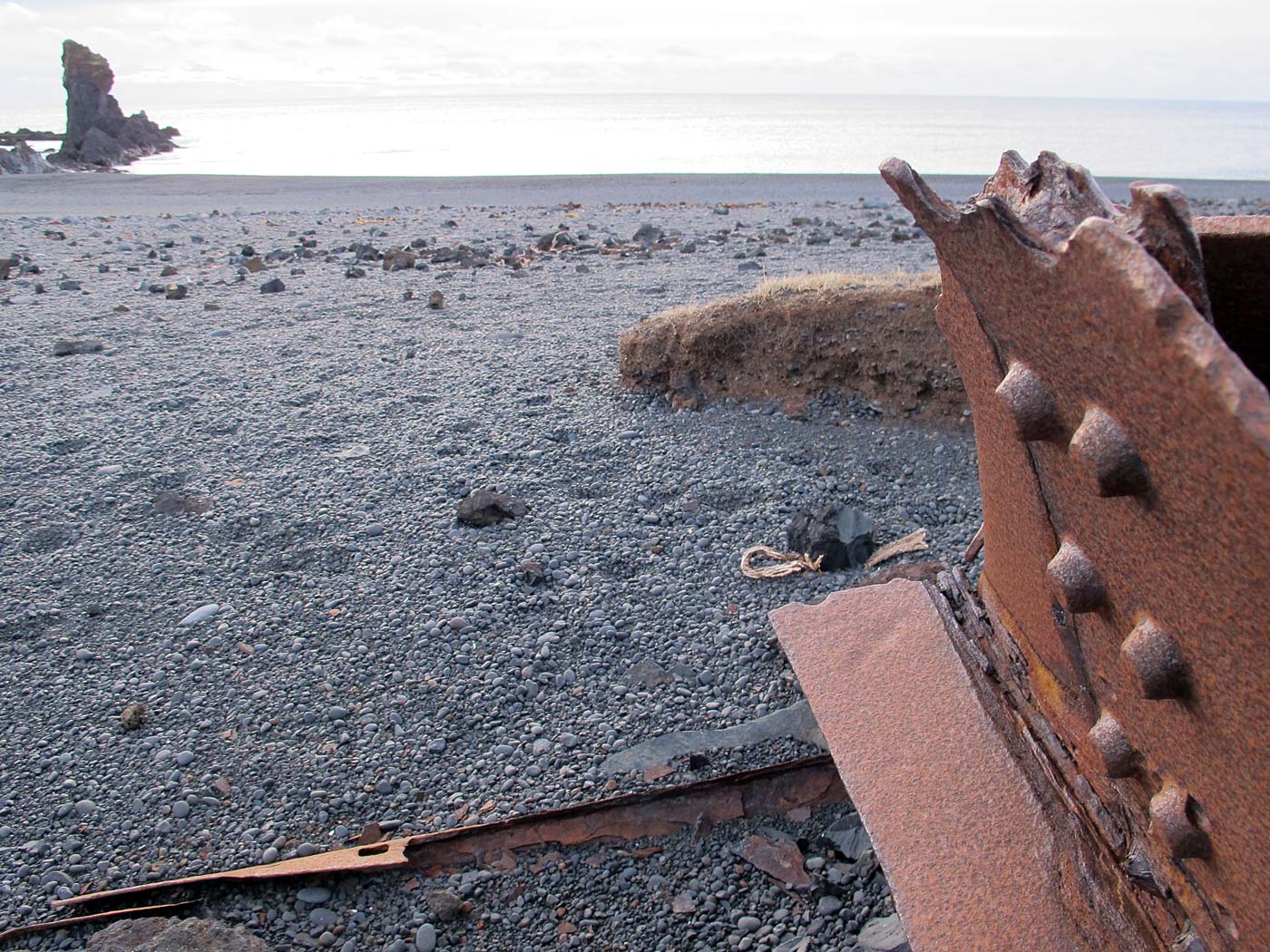 Snæfellsnes. Kalt und schön. - Djúpalónssandur. 1948 strandete ein Trawler hier in der Nähe. Veteilt auf dem Strand findet man noch unzählige Metallreste des Schiffes. (25.12.2012)