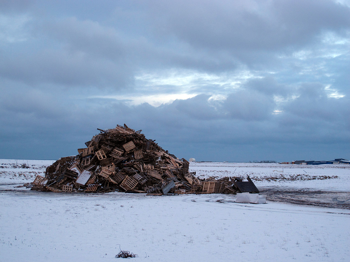 Miðnes. Kurzausflug. - Garður. III. Holz für das grosse Silvesterfeuer. (30.12.2012)