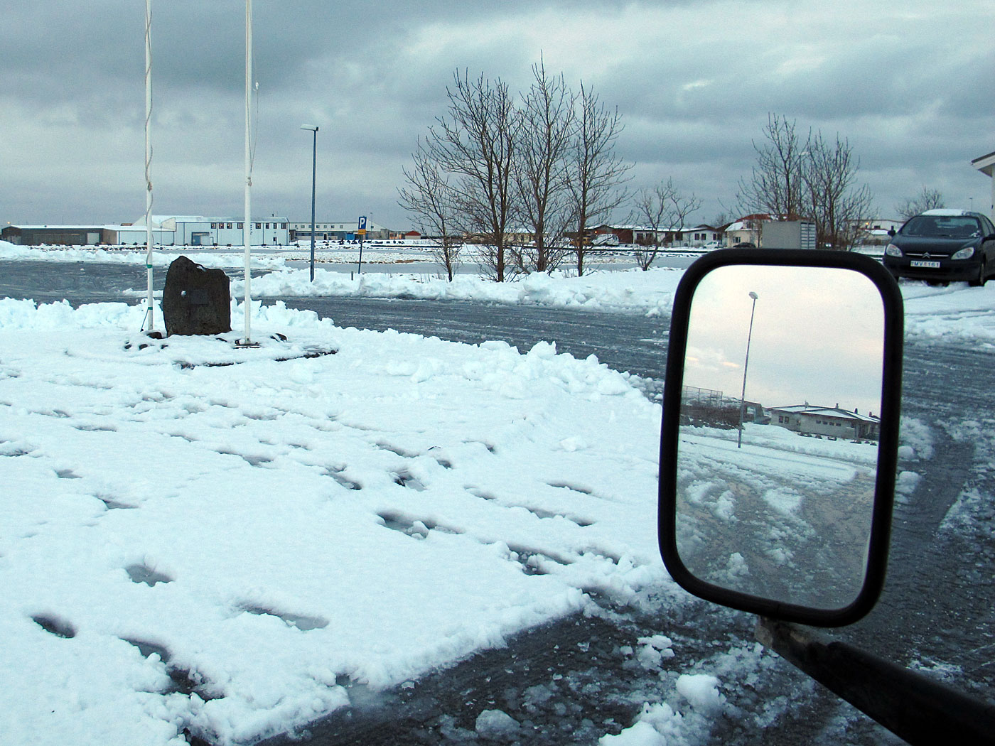 Miðnes. Kurzausflug. - Vogar. I. Der 450 kg schwerer Felsbrocken, der von einem Bewohner getragen wurde. Nun ein Denkmal. (30.12.2012)