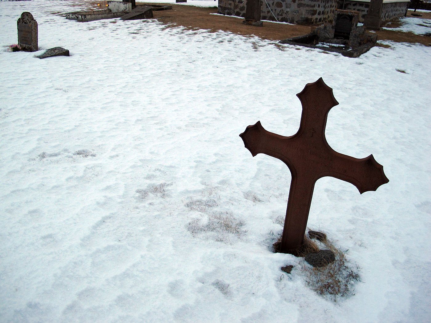 Miðnes. Kurzausflug. - Kálftarneskirkja. II. Friedhof. Grab. (30.12.2012)