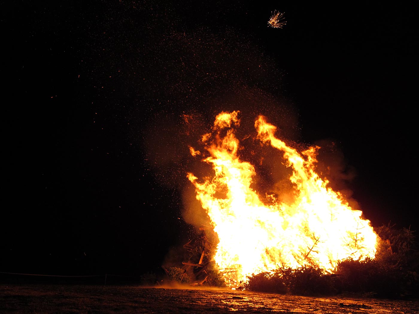 Reykjavík. Bless bless Weihnachten ... - Und nicht nur mit einem grossen Feuer, sondern auch ... (06.01.2013)