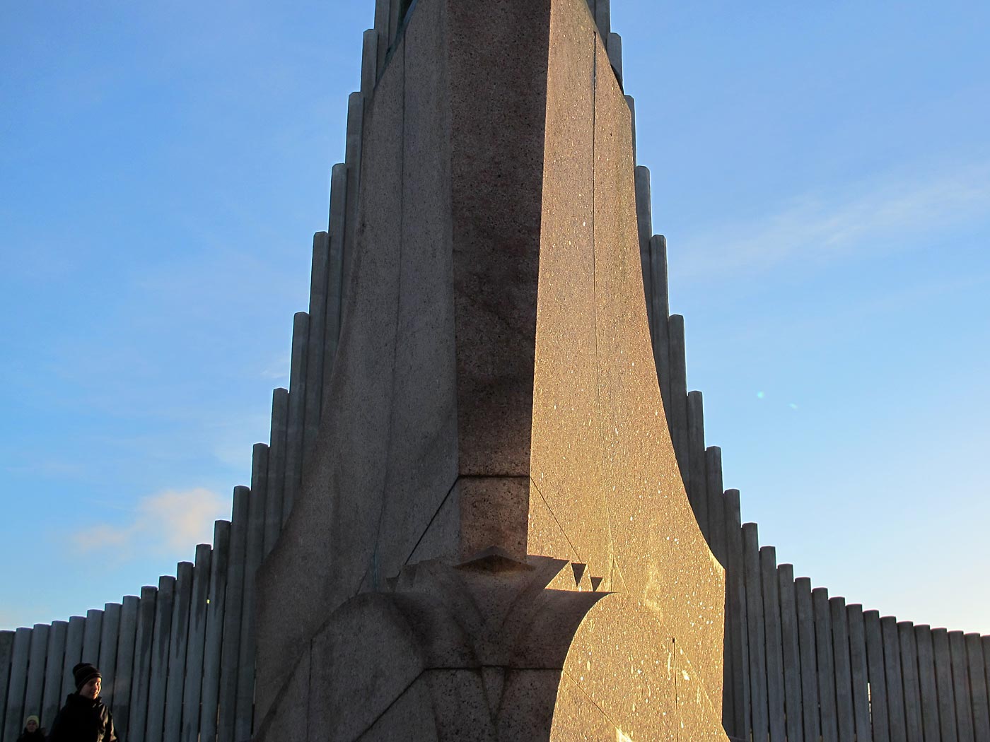 Reykjavík. Hallgrímskirkja, um die Kirche herum. - Bei Sonnenschein einmal um die Kirche herum geangen. Und dabei ein paar Fotos gemacht. I. (12.01.2013)