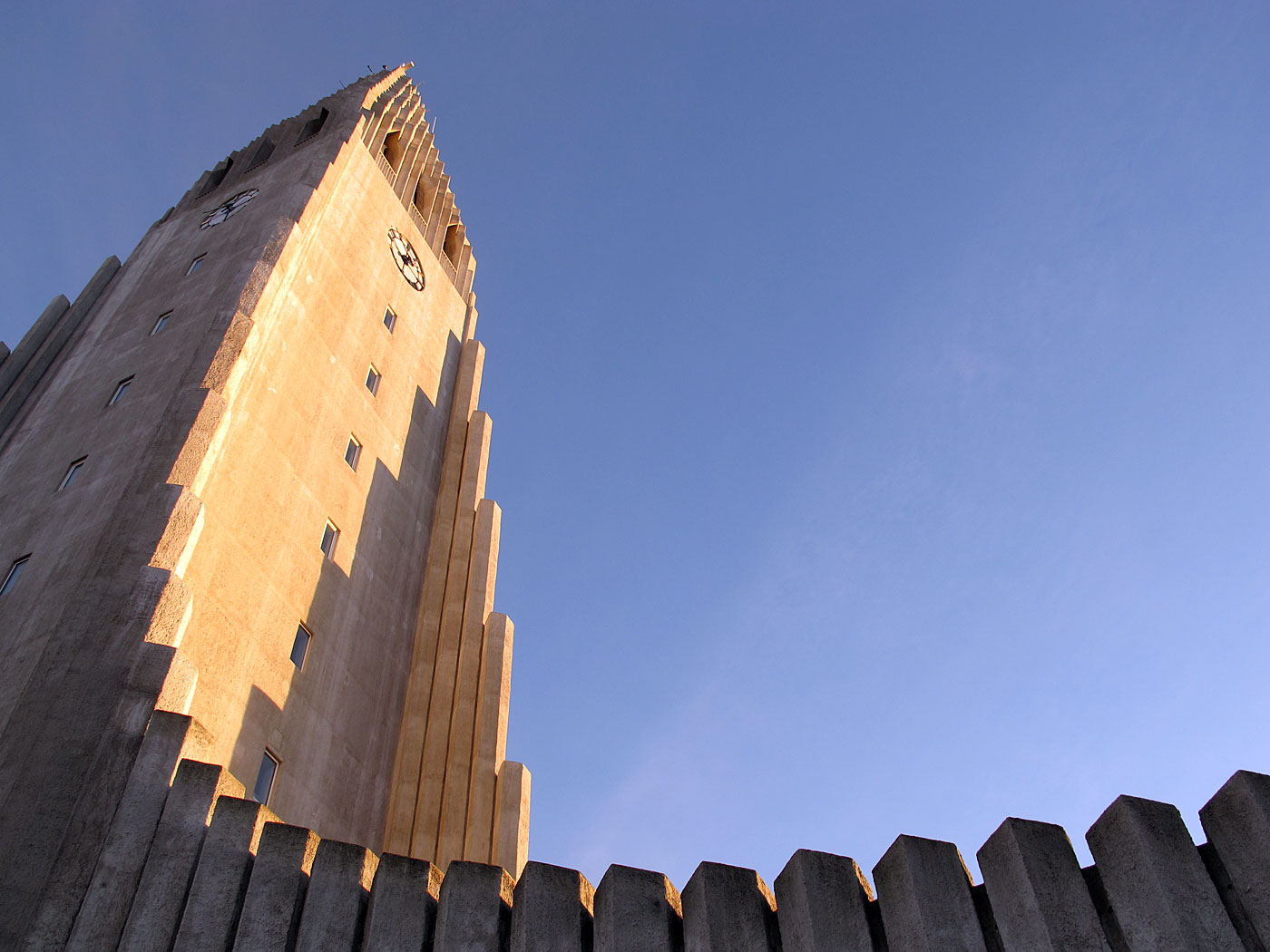 Reykjavík. Hallgrímskirkja, um die Kirche herum. - Bei Sonnenschein einmal um die Kirche herum geangen. Und dabei ein paar Fotos gemacht. IV. (12.01.2013)