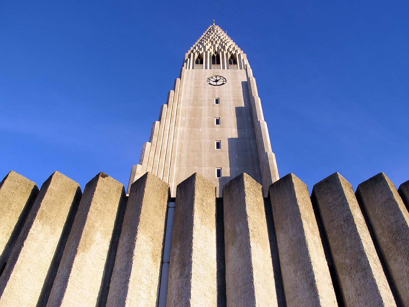 Reykjavík. Hallgrímskirkja, um die Kirche herum. - Bei Sonnenschein einmal um die Kirche herum geangen. Und dabei ein paar Fotos gemacht. VII. (12.01.2013)