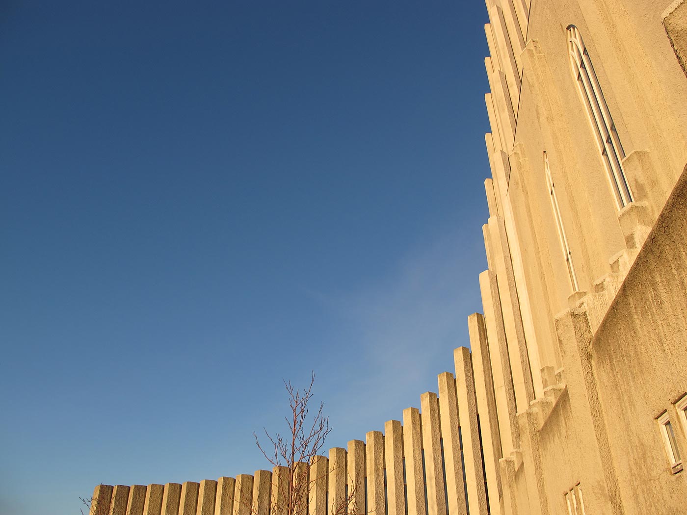 Reykjavík. Hallgrímskirkja, um die Kirche herum. - Bei Sonnenschein einmal um die Kirche herum geangen. Und dabei ein paar Fotos gemacht. IX. (12.01.2013)