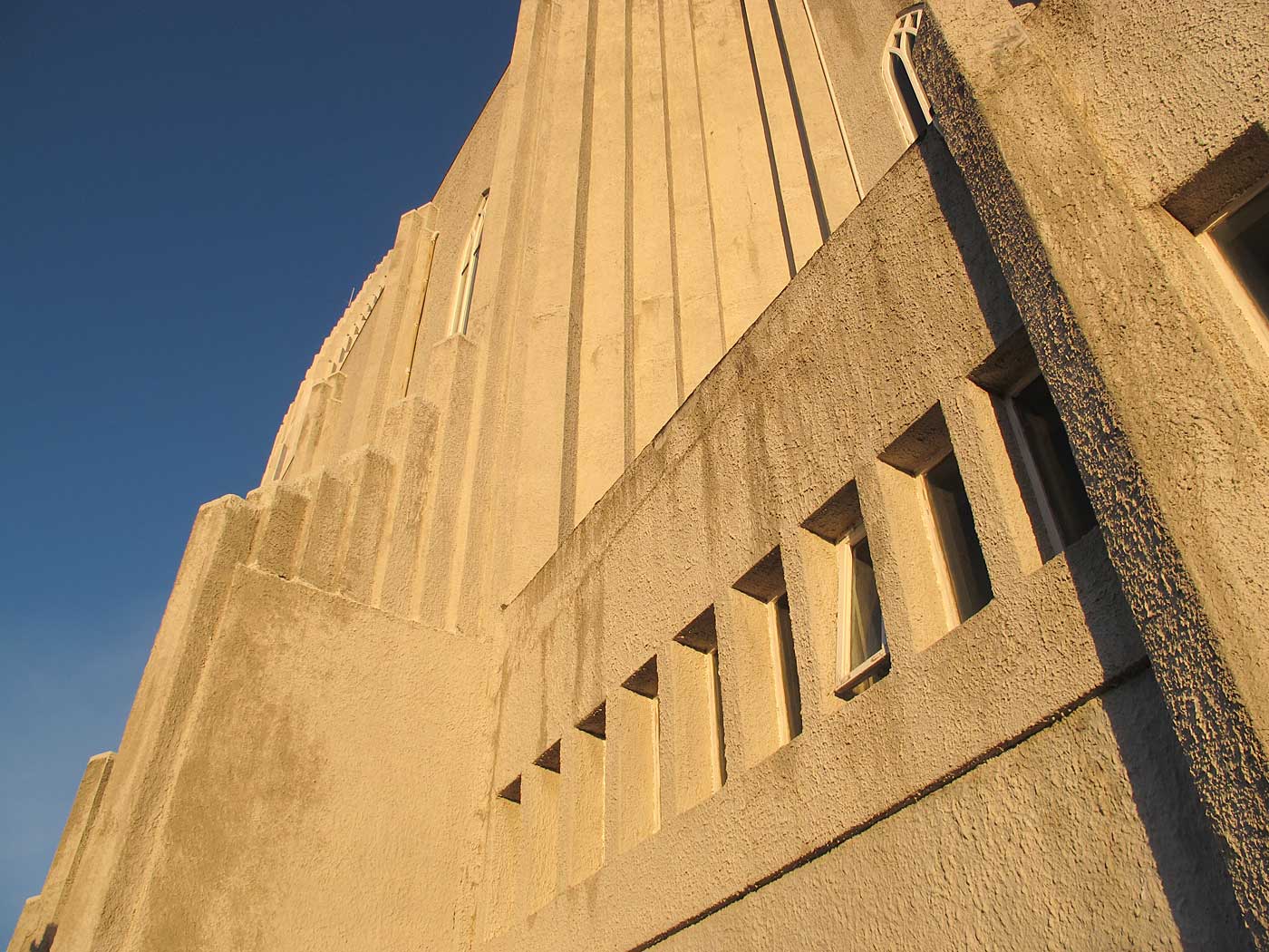 Reykjavík. Hallgrímskirkja, um die Kirche herum. - Bei Sonnenschein einmal um die Kirche herum geangen. Und dabei ein paar Fotos gemacht. X. (12.01.2013)