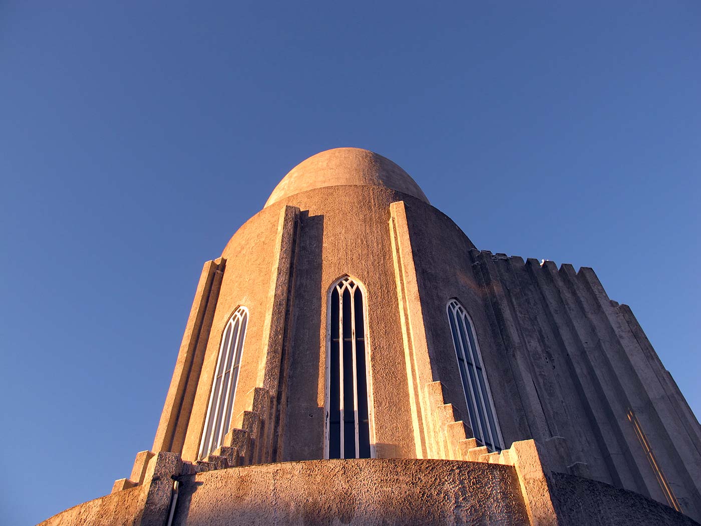 Reykjavík. Hallgrímskirkja, um die Kirche herum. - Bei Sonnenschein einmal um die Kirche herum geangen. Und dabei ein paar Fotos gemacht. XIII. (12.01.2013)