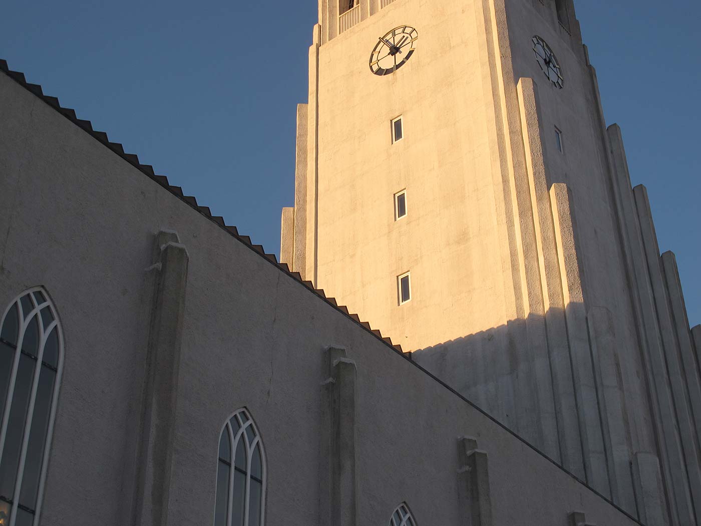 Reykjavík. Hallgrímskirkja, um die Kirche herum. - Bei Sonnenschein einmal um die Kirche herum geangen. Und dabei ein paar Fotos gemacht. XIV. (12.01.2013)