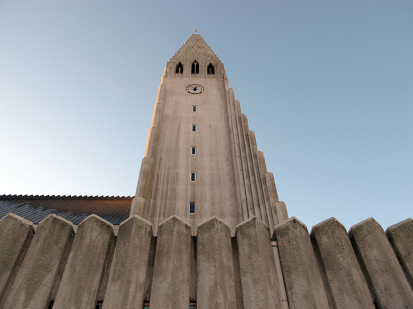 Reykjavík. Hallgrímskirkja, um die Kirche herum. - Bei Sonnenschein einmal um die Kirche herum geangen. Und dabei ein paar Fotos gemacht. XVIII. (12.01.2013)