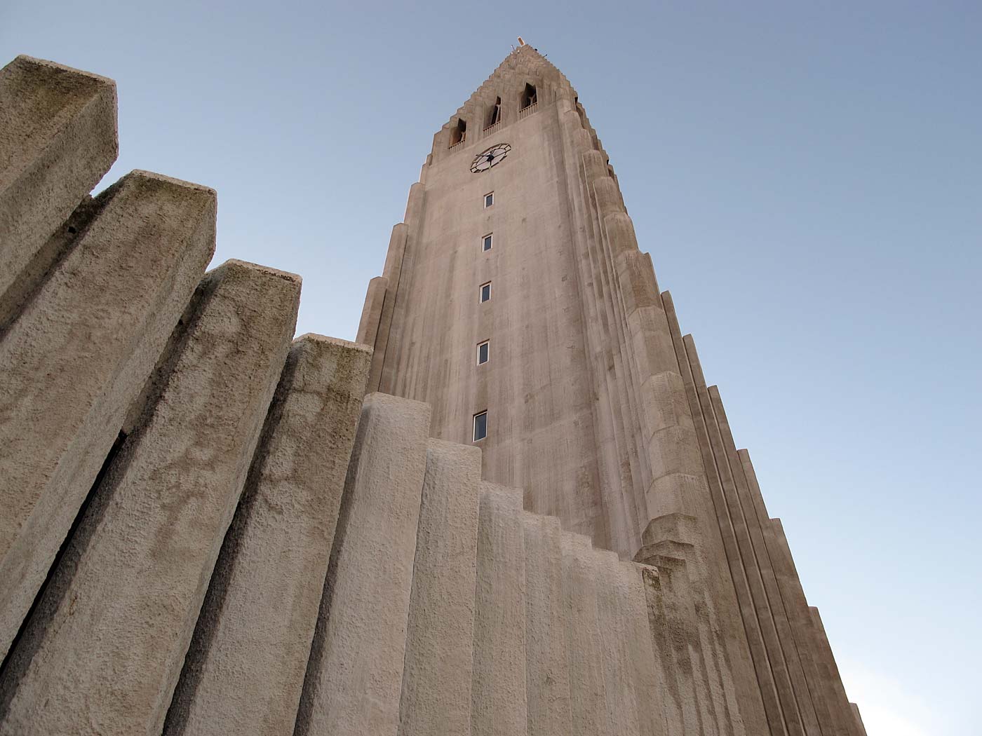 Reykjavík. Hallgrímskirkja, um die Kirche herum. - Bei Sonnenschein einmal um die Kirche herum geangen. Und dabei ein paar Fotos gemacht. XXI. (12.01.2013)