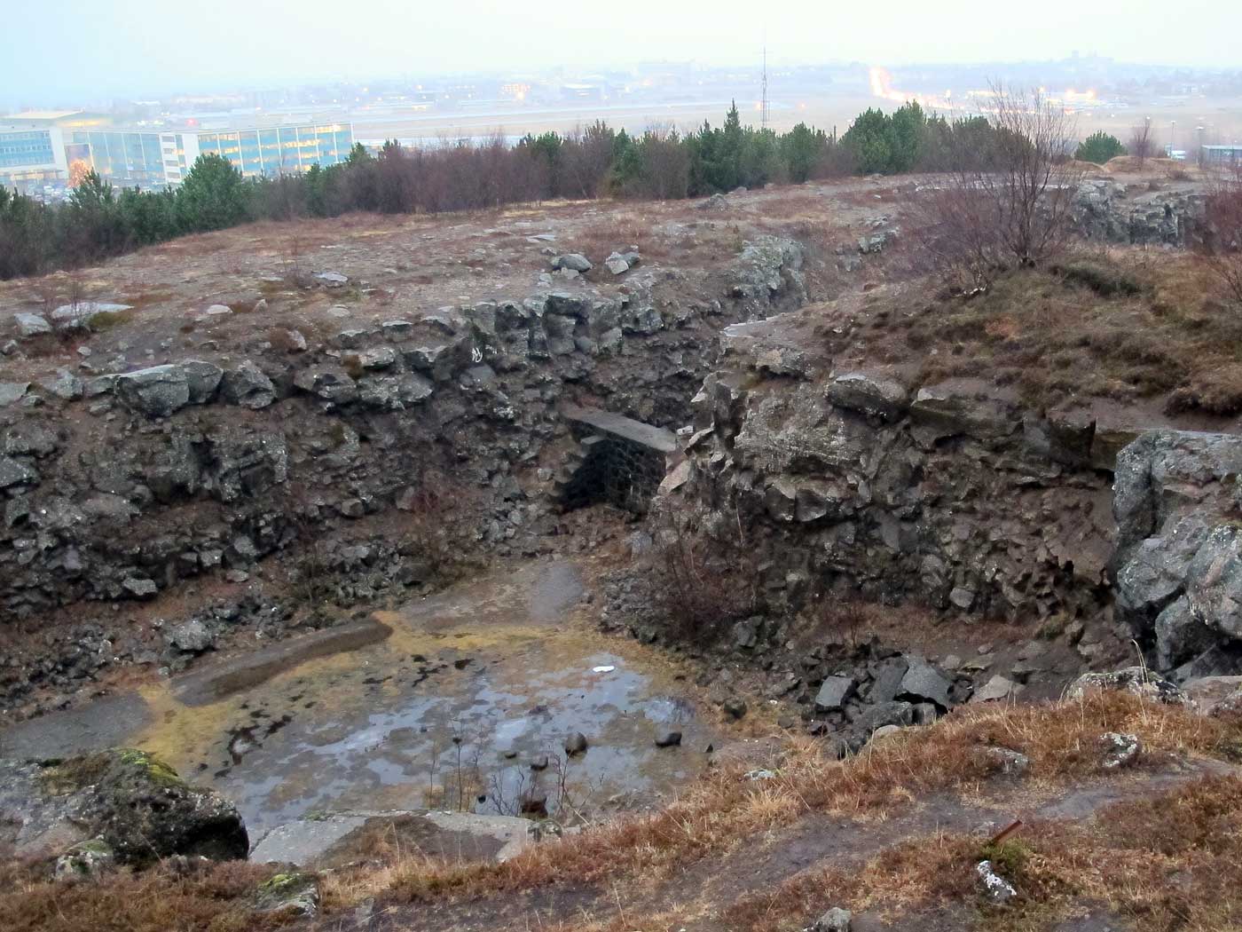 Reykjavík. Verschiedenes LIII. - Bei Perlan. 'Relikt' aus dem zweiten Weltkrieg. (06. bis 31.01.2013)