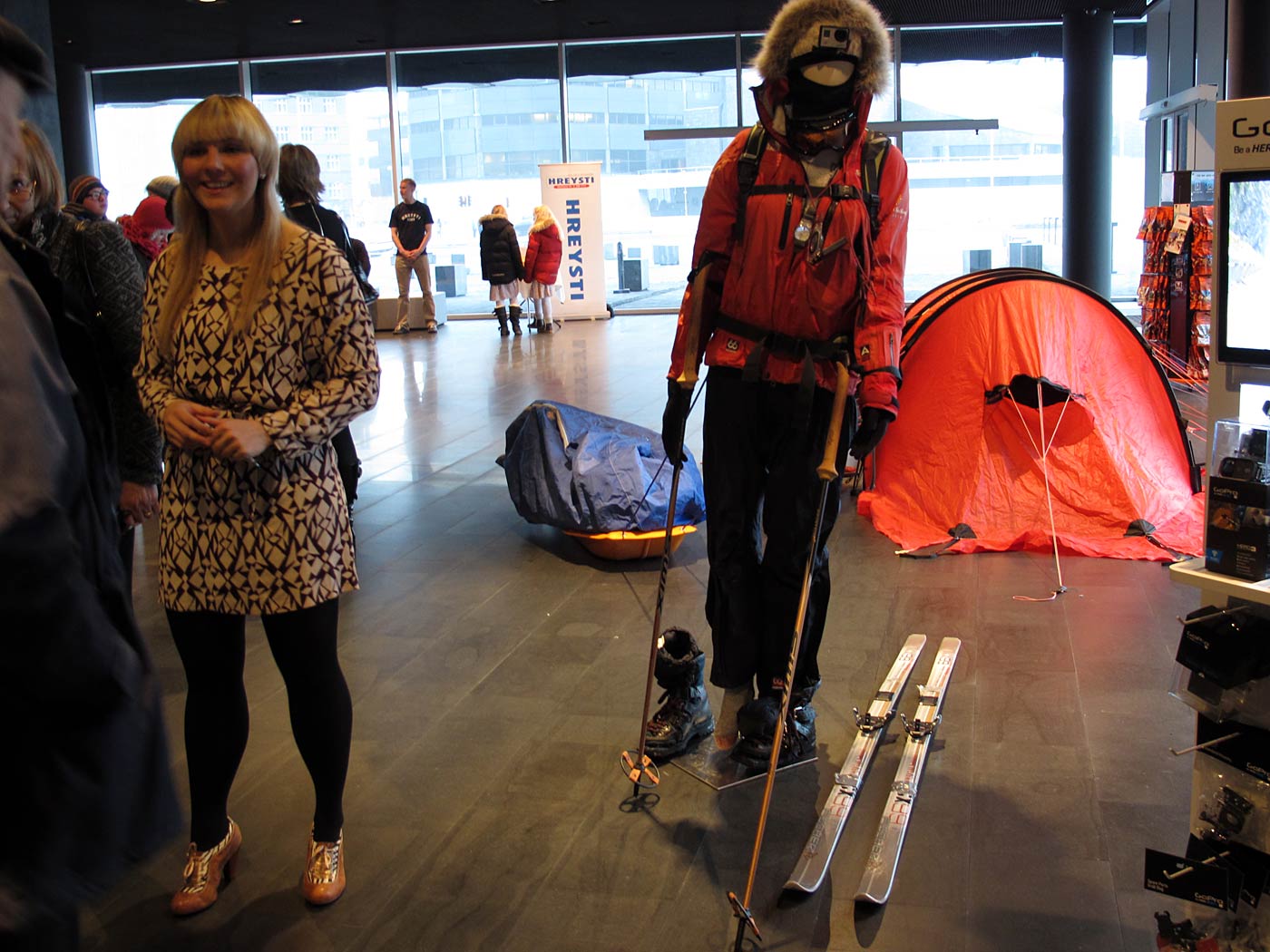 Reykjavík. Vilborg A. Gissurardóttir, vom Südpol in die HARPA. - Vilborg A. Gissurardóttir (links im Bild), die zu Fuss innerhalb von 60 Tagen von der Küste der Antarktis zum Südpol gewandert ist zeigte nun in der HAPRA ihre Ausrüstung. Weitere Informationen auf <a href='http://www.icenews.is/2013/01/21/south-pole-journey-completed-by-icelander-vilborg-arna-gissurardottir/' target='_blank' class='linksnormal'>IceNews</a>. (03.02.2013)