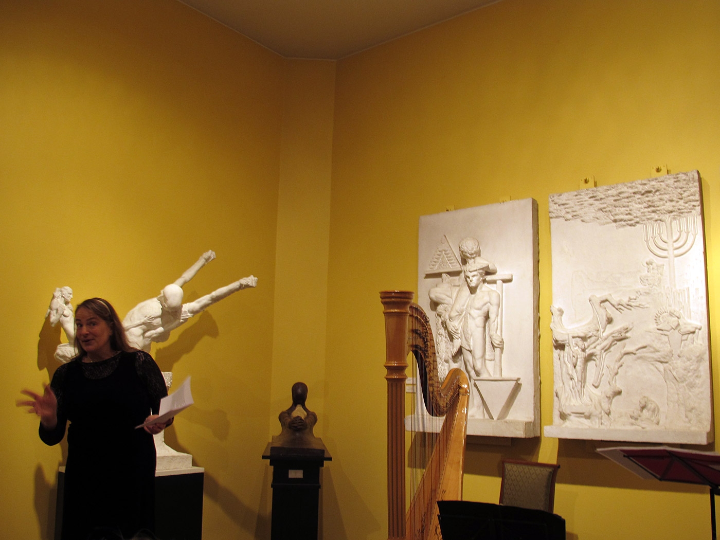 Reykjavík. Ein schönes Konzert in einem schönen Museum. - <a href='http://www.lej.is/en/' target='_blank' class='linksnormal'>Das Museum Einar Jónsson</a>. Sophie Schoonjans, die Harfinistin, erklärt, was das Publikum heute Abend zu Hören bekommt. (08.02.2013)
