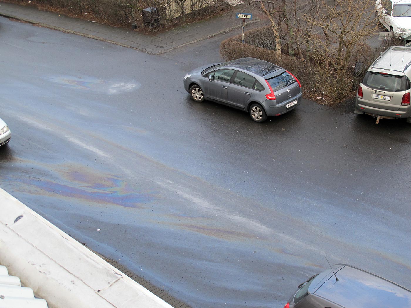 Reykjavík. Wie in Reykjavík Öl auf der Strasse entfernt wird. - Gefährlich und Umweltverschmutzung - Öl auf der Strasse. (19.02.2013)