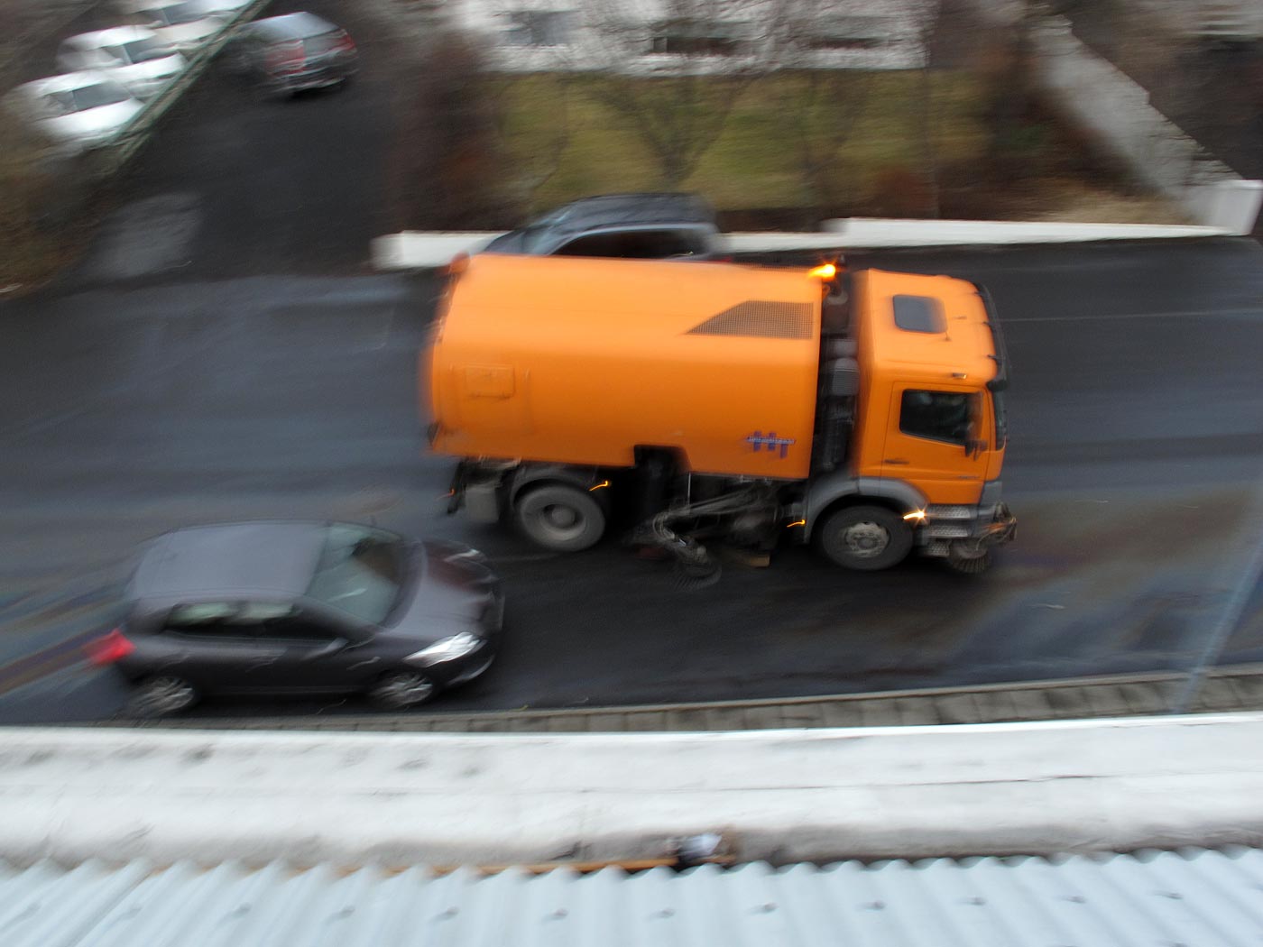 Reykjavík. Wie in Reykjavík Öl auf der Strasse entfernt wird. - Und wie das Umweltschutzamt (?) der Stadt Reykjavík das Öl beseitigt. (19.02.2013)