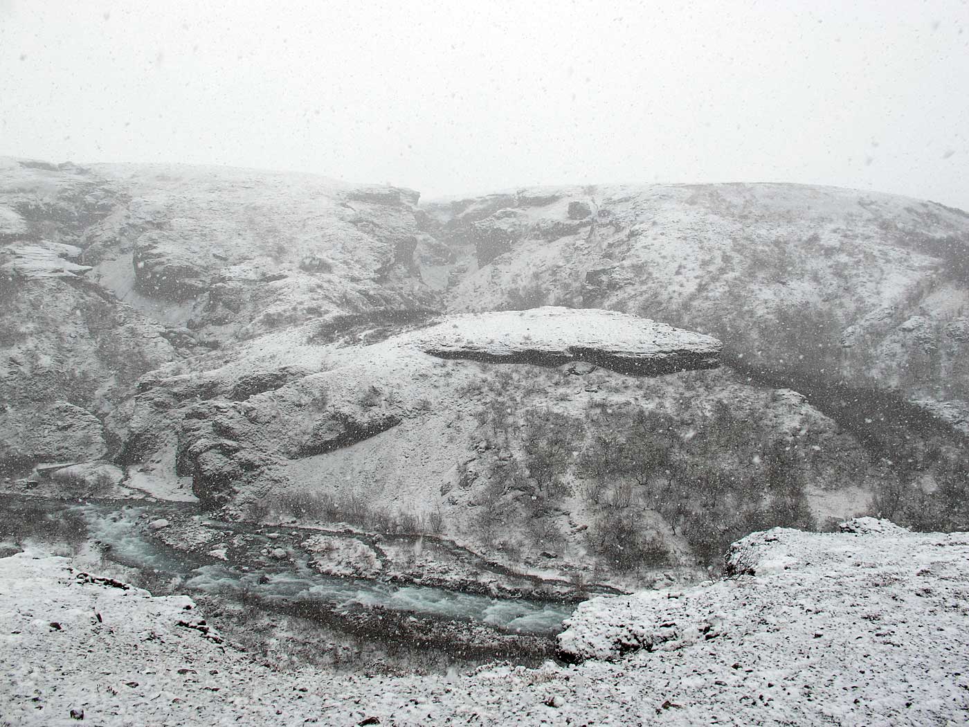 Hvalfjörður. Ausflug 2. Etwas Hvalfjörður. Viel Weiss und Grau. - IV. (03.03.2013)