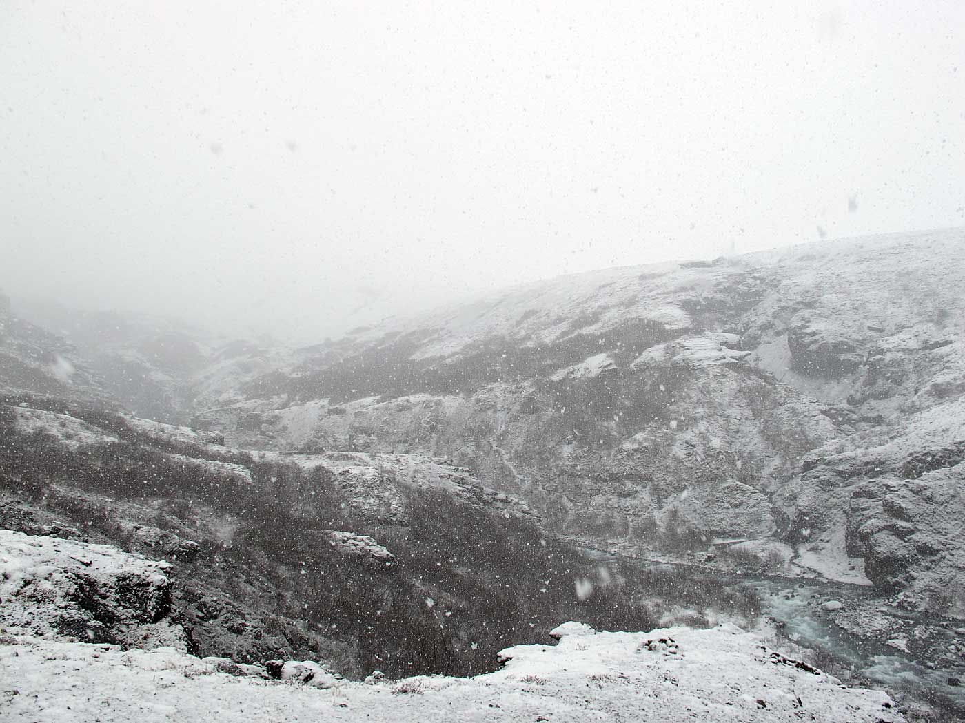 Hvalfjörður. Ausflug 2. Etwas Hvalfjörður. Viel Weiss und Grau. - V. (03.03.2013)