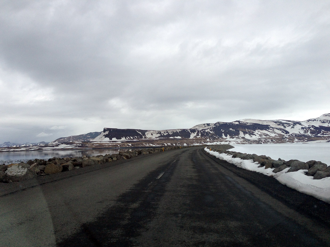 Djúpavík. An Ostern in Djúpavík. Freitag. - Die Strasse 60, die über den Fjord Gilsfjörður führt - die Meerseite (links) eisfrei, die Landseite (rechts) vereist. (29.03.2013)