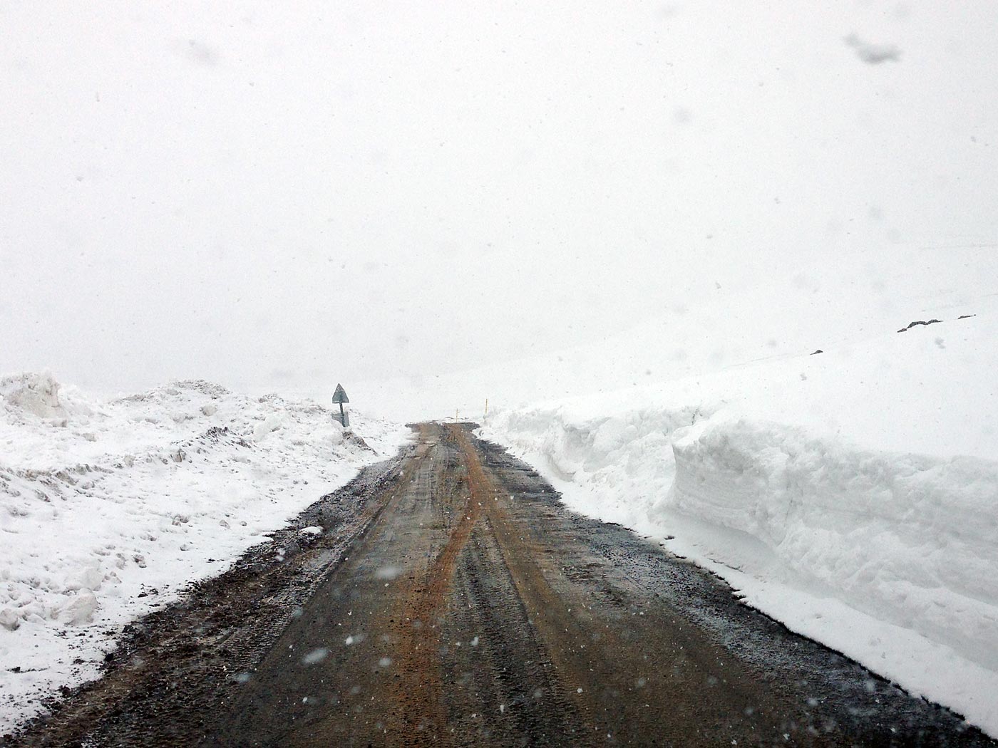 Djúpavík. An Ostern in Djúpavík. Freitag. - Oben auf dem Pass - Veiðileysuháls, nur wenige Kilometer vor Djúpavík. (29.03.2013)
