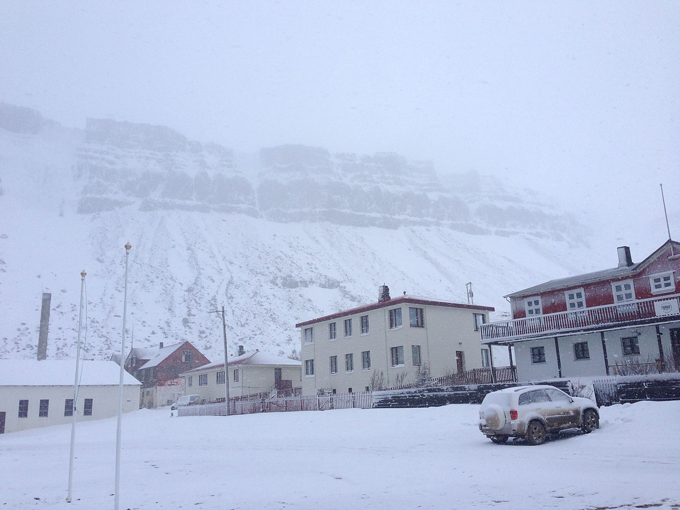 Djúpavík. An Ostern in Djúpavík. Freitag. - Angekommen - der Schnee auch! (29.03.2013)