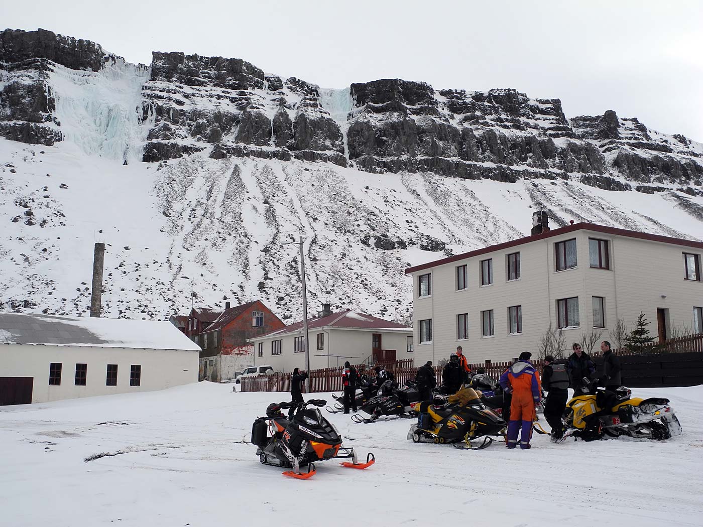 Djúpavík. An Ostern in Djúpavík. Samstag. I. - Gegen Mittag kamen Gäste auf ihren Schneemobilen nach Djúpavík. (30.03.2013)