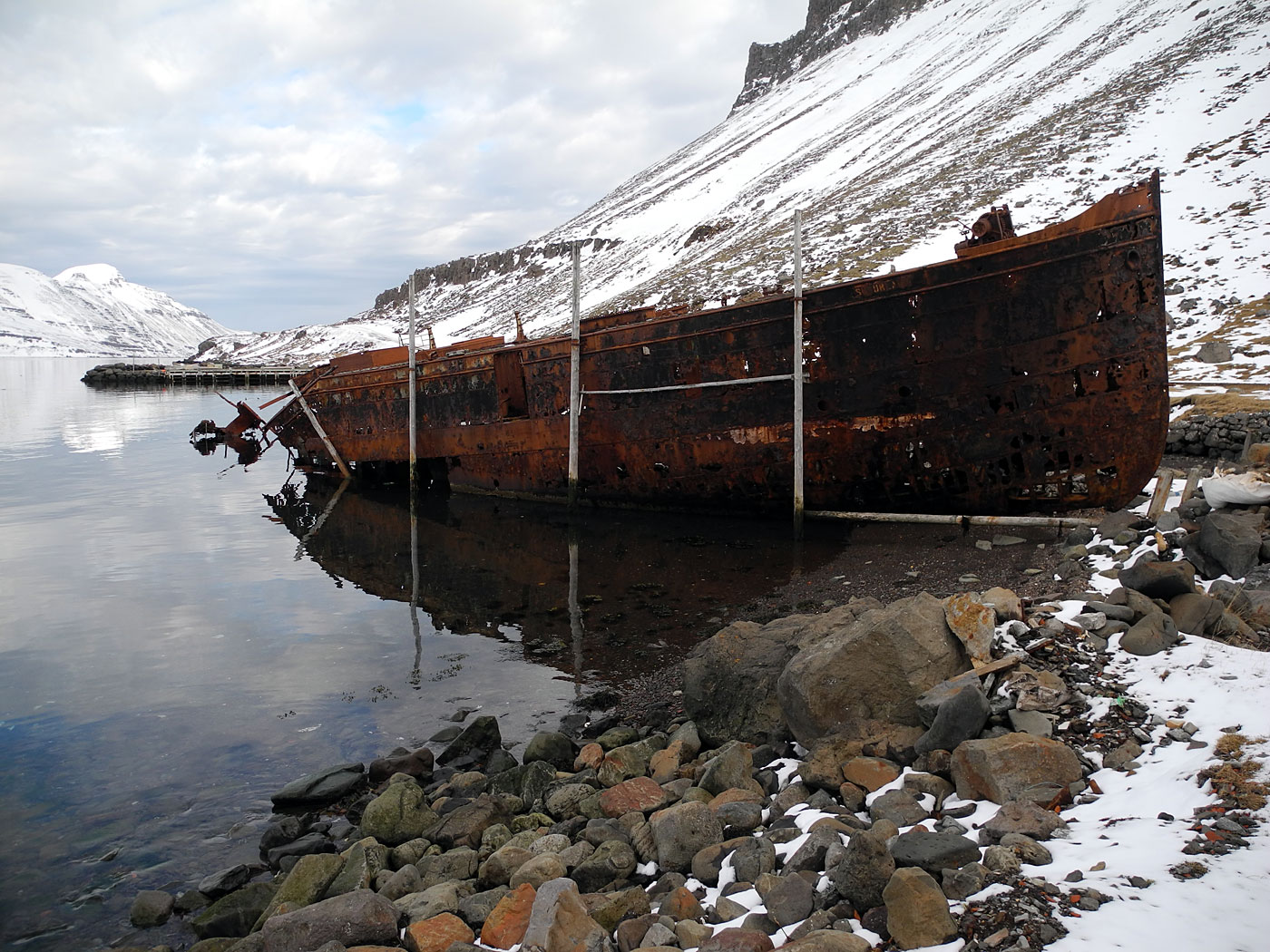 Djúpavík. An Ostern in Djúpavík. Sonntag. - Das Schiff M/S Suðurland - es zerfällt mehr und mehr. (31.03.2013)