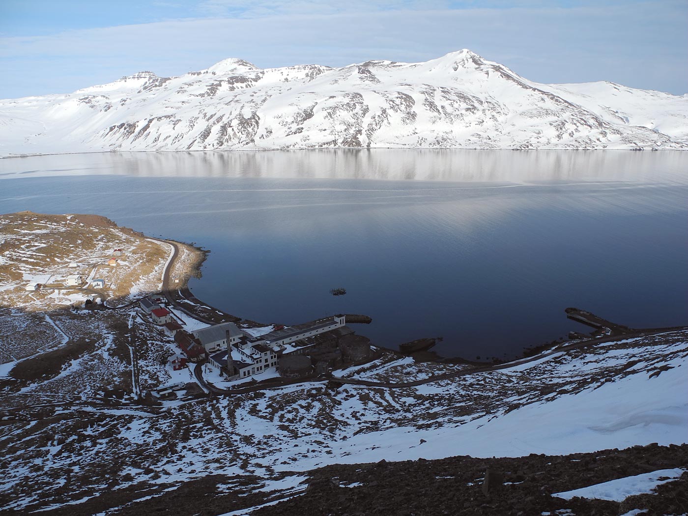 Djúpavík. An Ostern in Djúpavík. Montag. - Bevor es wieder nach Reykjavík ging, wollte ich dem Wasserfall 'Hæhæ' sagen und 'wanderte' hoch zu ihm ... (01.04.2013)