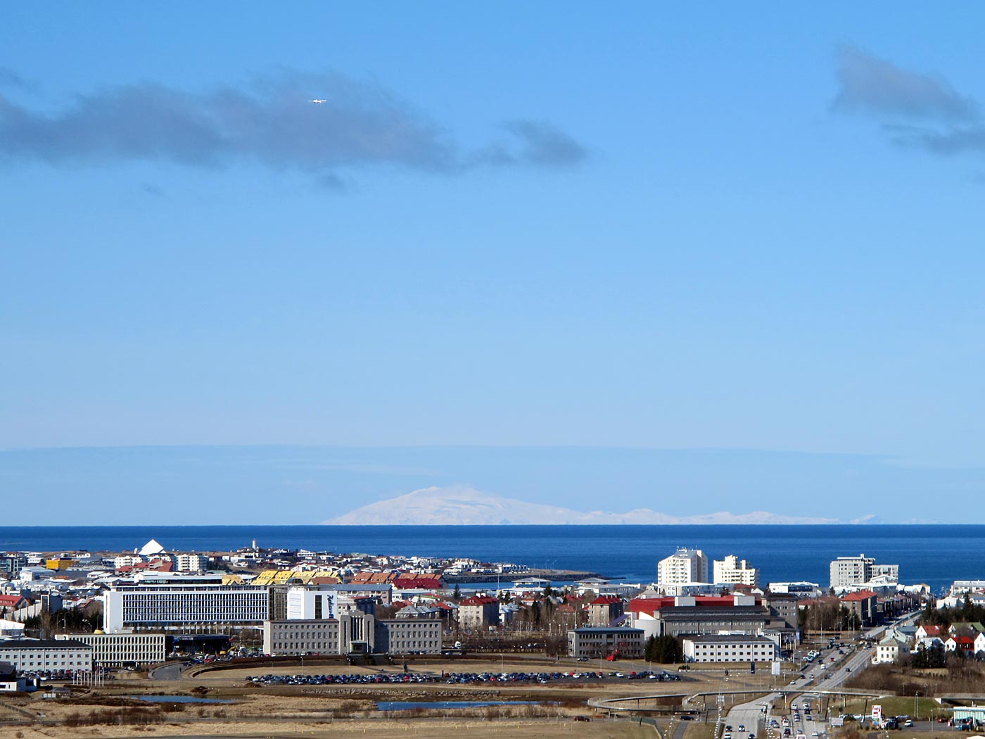 Reykjavík. Verschiedenes LIX. - Ein sonniger Tag - und der 'Hausberg' Esja war übergross sichtbar! (03. bis 19.04.2013)