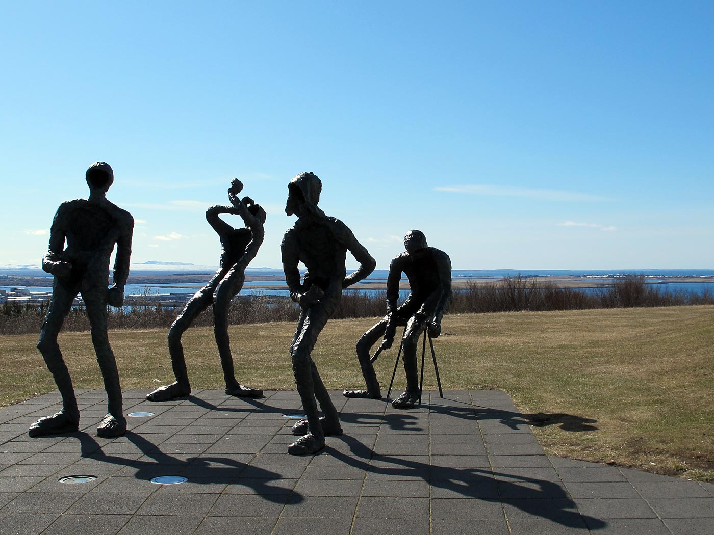 Reykjavík. 'Dance' (Dansleikur) von Þorbjörg Pálsdóttir. - Eine bekannte isländische Gruppe - direkt neben Perlan. I. Ich frage mich, welche Art von Musik sie spielen (würden) ... (18.04.2013)