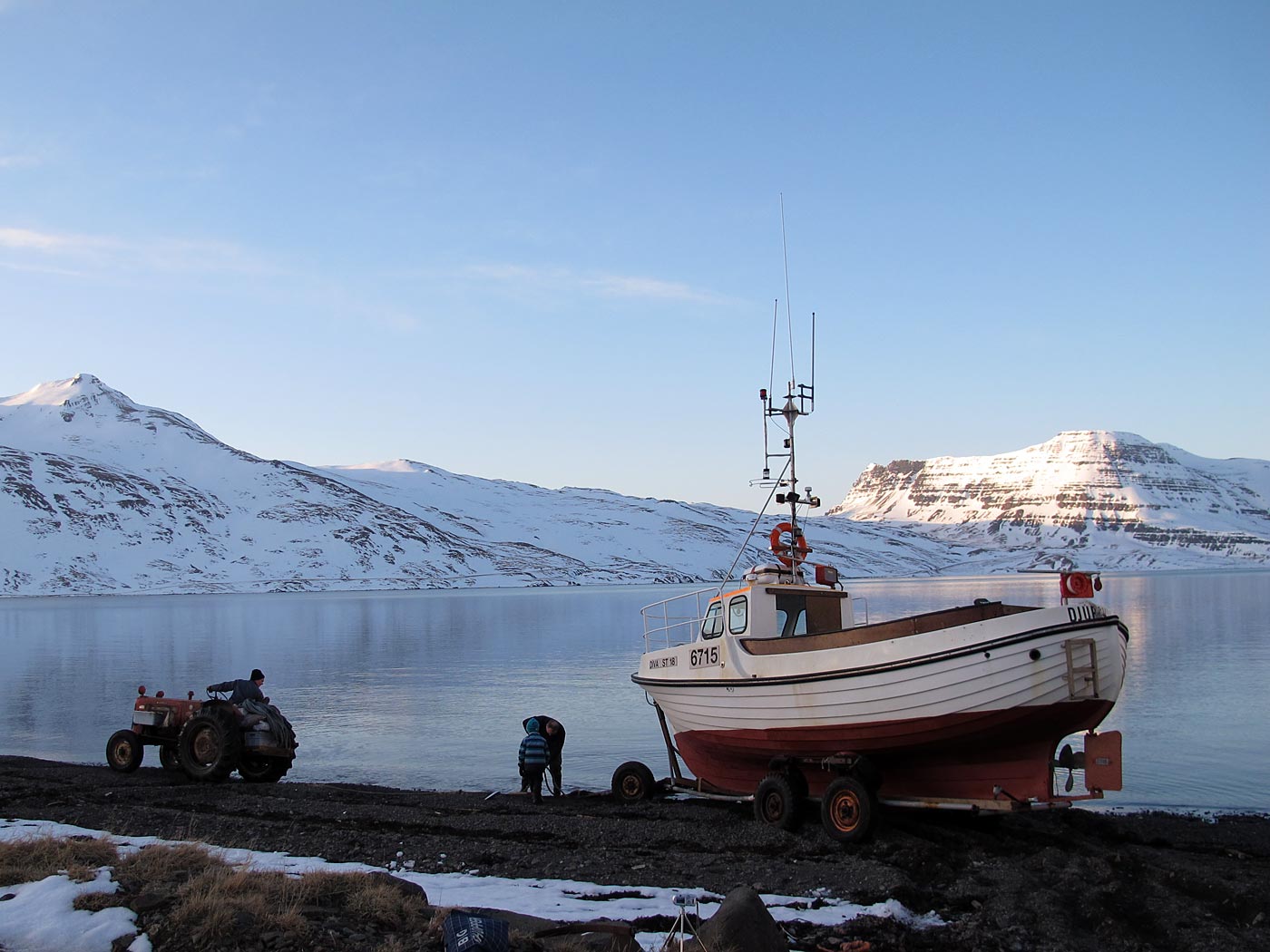 Djúpavík. Three days in Djúpavík. Saturday. - Later the neighbours set their boat on water. (20 April 2013)