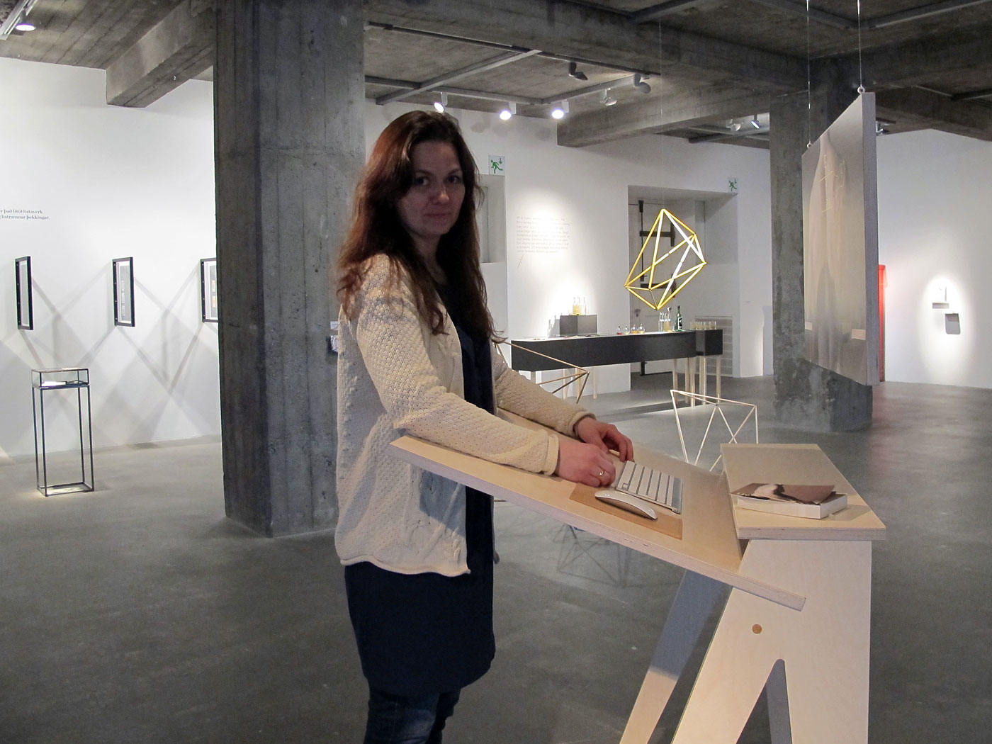 Reykjavík. Hafnarhús, Abschlussarbeiten. - '110°' von María Guðjónsdóttir. Ich hatte getestet an diesem gesonders geneigten Tisch die Tastatur und Maus zu benutzen - und es war ein sehr entspanntes Gefühl in Armen und Schultern. Weitere Infos zu diesem Arbeitstisch auf <a href='http://doabledesign.is' target='_blank' class='linksnormal'>der Homepage von '110°'</a>. (26.04.2013)