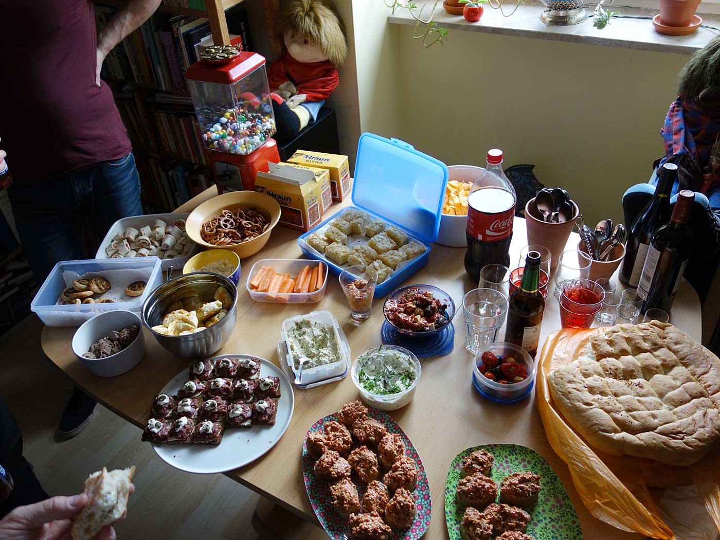 Hanau. Svavar Knutur in Hanau. - Delicious (finger) food for all. (28 April 2013)