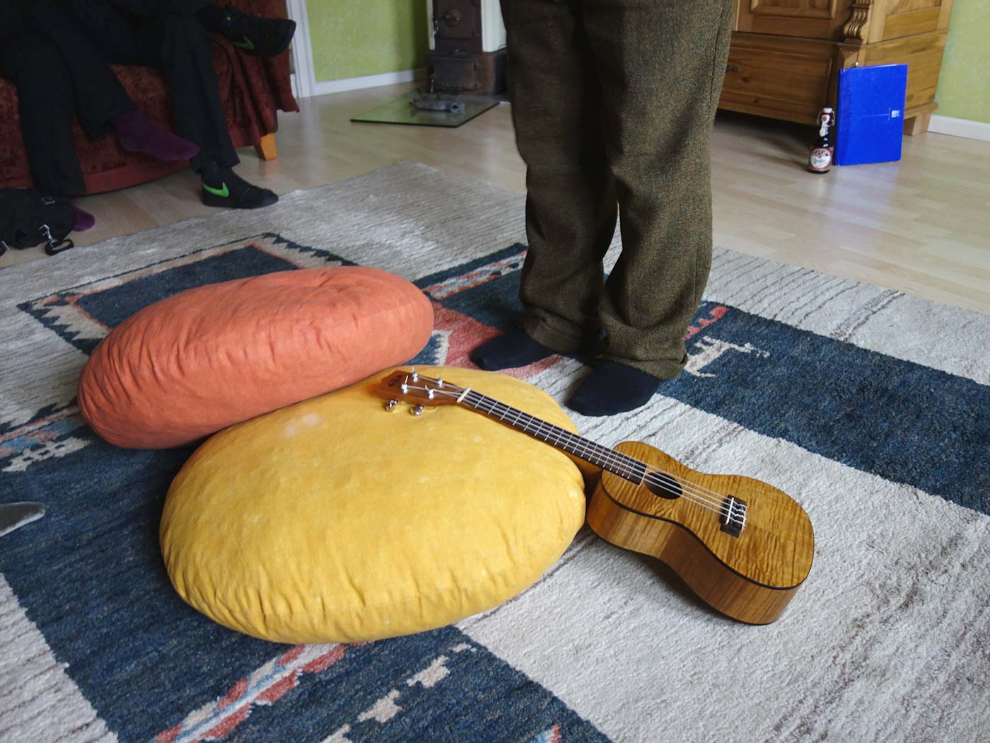 Hanau. Svavar Knutur in Hanau. - Svavars Ukulele (and his feet). (28 April 2013)