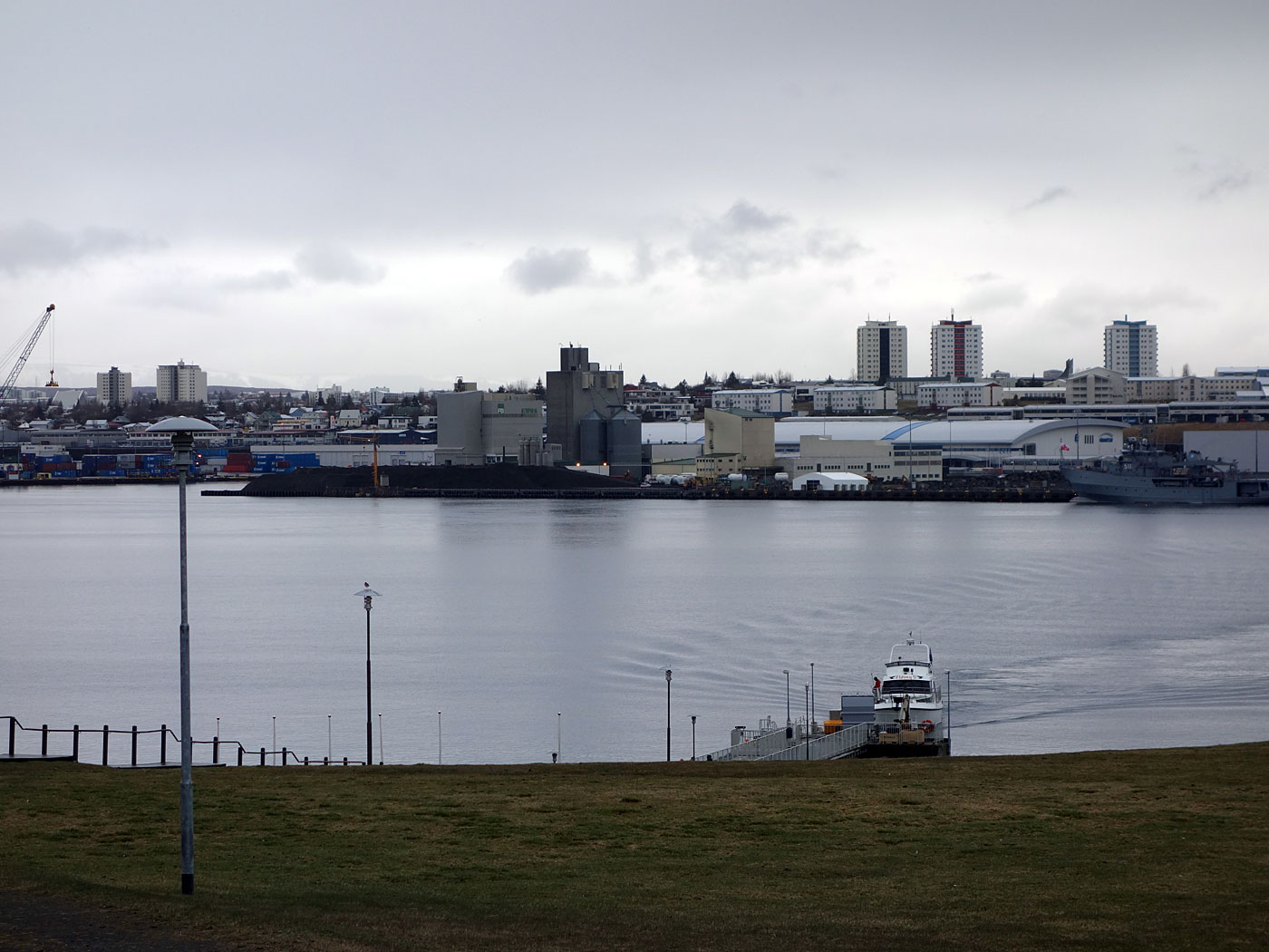 Viðey. Frühjahrsfahrt (mit Regen) nach Viðey. - Auf Viðey. I. Blick zurück auf das neuere Hafengebiet von Reykjavík. (10.05.2013)