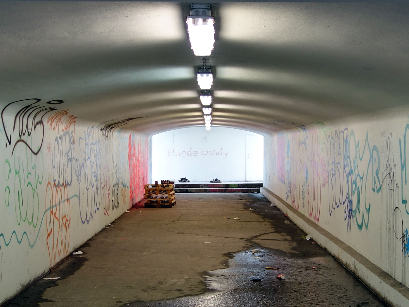 Reykjavík. 'Avant-garður 3' unter einer Strasse. - Am Ende der Unterführung die Installation (gleich kommen Detailaufnahmen). Netter 'Zufall': Ich habe vor einigen Wochen angefangen, genau diese Unterführung zu fotografien um die Veränderungen an den Wänden zu dokumentieren (siehe <a href='https://www.facebook.com/media/set/?set=a.10151184625722382.444291.39742377381&type=3' target='_blank' class='linksnormal'>hier</a>). (11.05.2013)