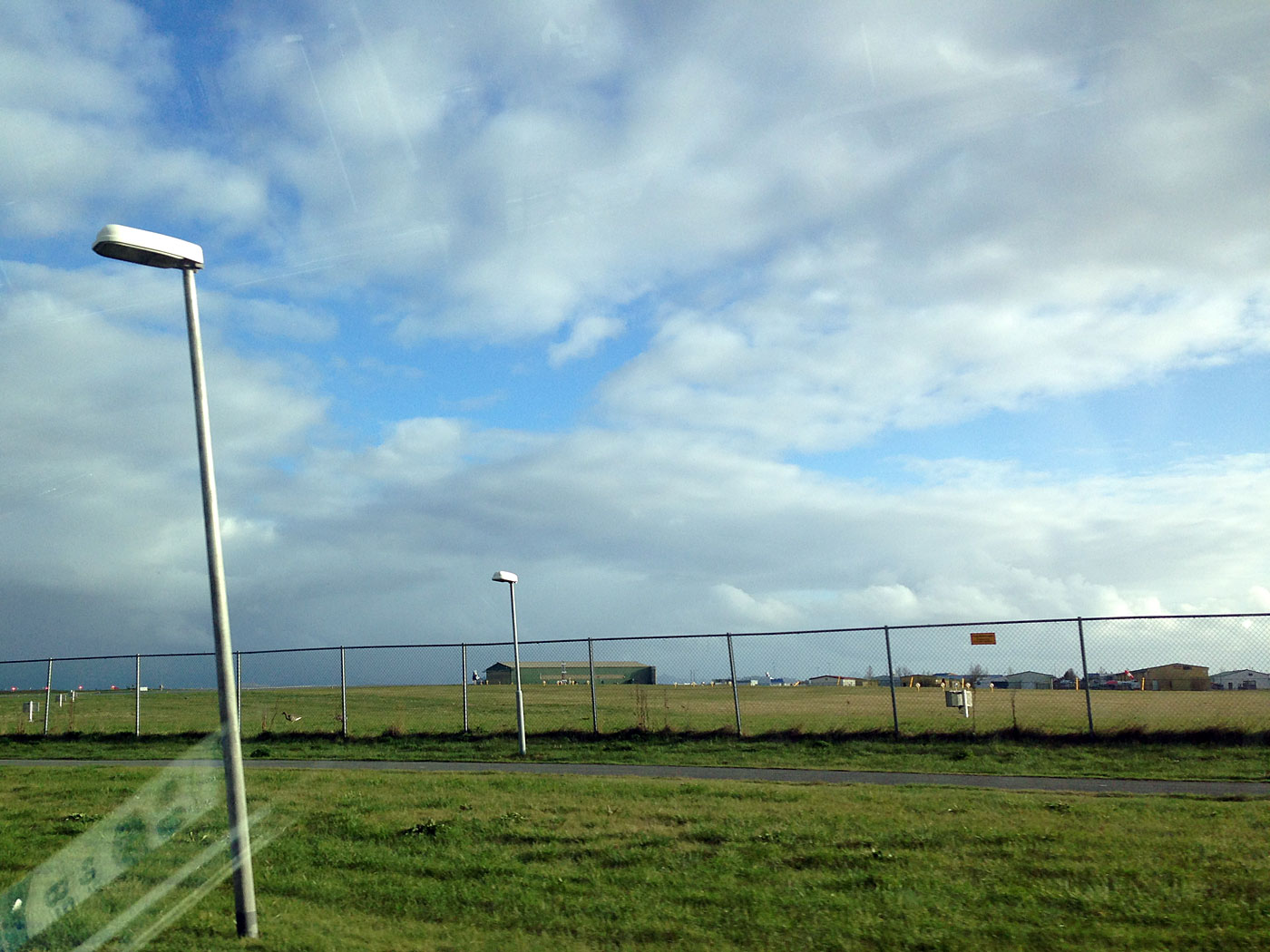 Djúpavík. STEYPA - Wochenende. - Zum Vergleich - frisches grünes Gras in Reykjavík (in Djúpavík hatte es nur das vertrocknete Gras von letzten Jahr gehabt). (18. bis 20.05.2013)