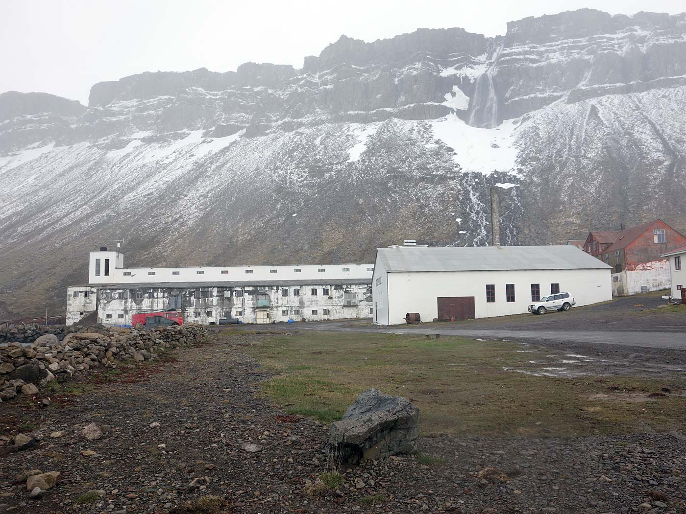 Djúpavík. Der erste Tag. Fahrt nach Norden ... - Brrr ... kalt, windig und Schnee. Schön! (26.05.2013)