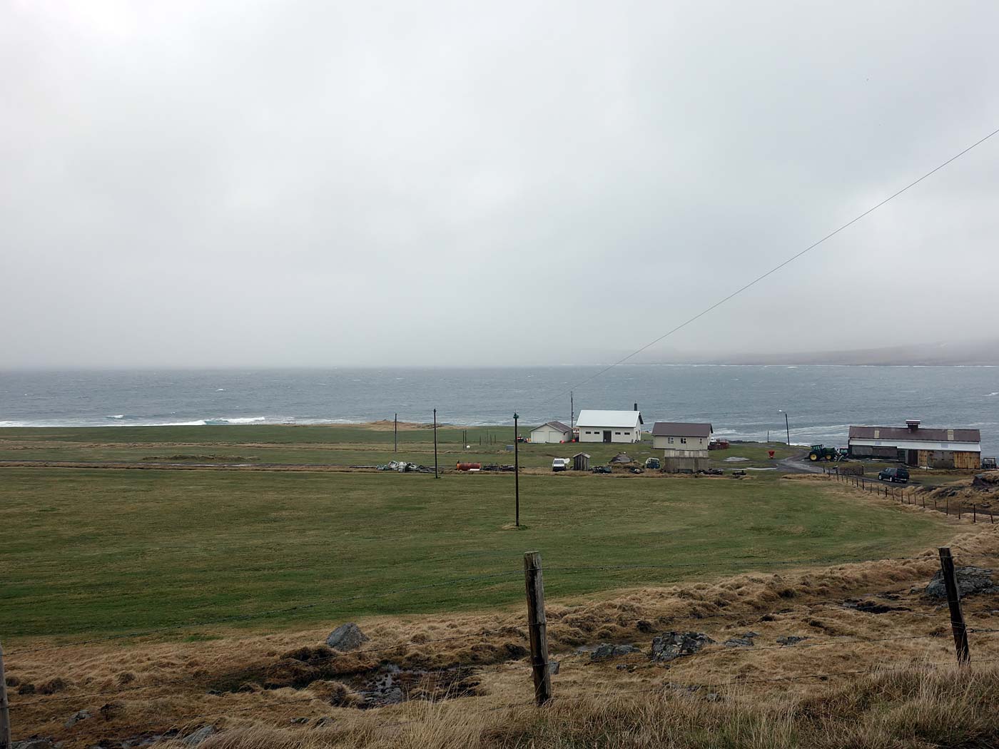 Djúpavík. Der erste Tag. Fahrt nach Norden ... - Die Farm Krossnes - frisches, grünes Gras ... (26.05.2013)