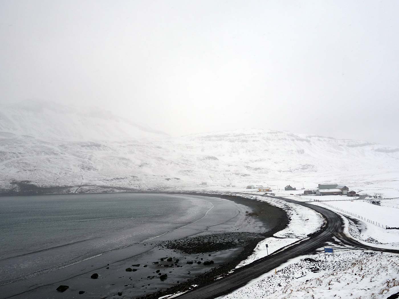 Djúpavík. Der erste Tag. Fahrt nach Norden ... - Aber nur ein, zwei Kilometer weiter - Norðurfjörður - war die Landschaft komplett weiss. (26.05.2013)