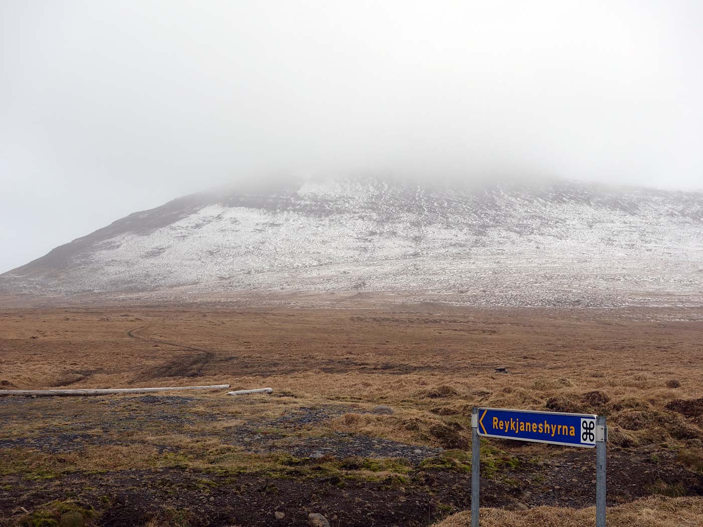 Djúpavík. Der erste Tag. Fahrt nach Norden ... - Berg Reykjanehyrna in Nebel und Schnee. (26.05.2013)