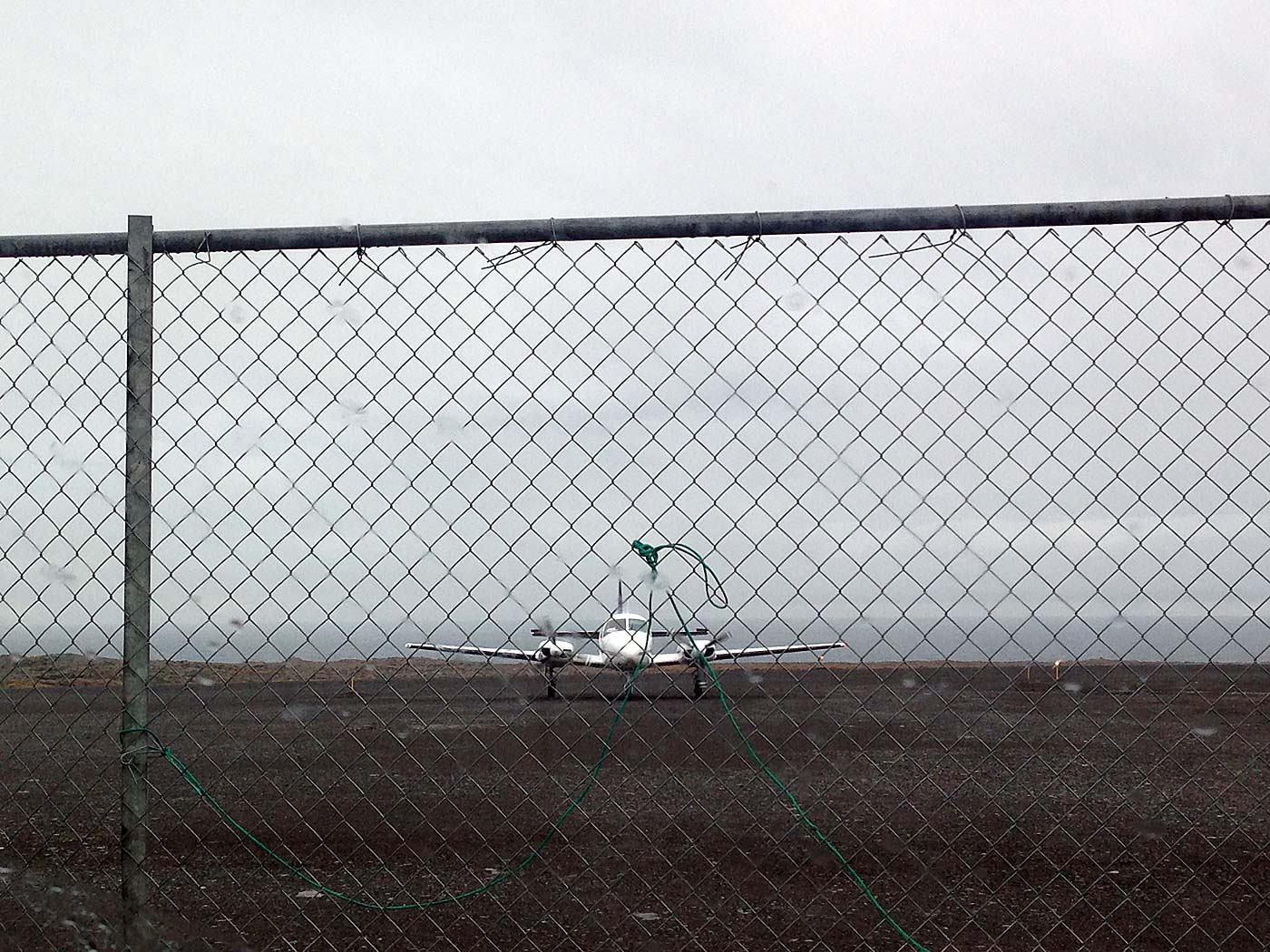 Zwischen Djúpavík und Reykjavík. Ein Flug. - Aufgrund eines Zahnarztbesuches musste ich mit dem Flugzeug von Gjögur nach Reykjavík fliegen. Gerade  ist das Flugzeug aus Reykjavík kommend auf dem Flugplatz Gjögur gelandet. (30.05.2013)