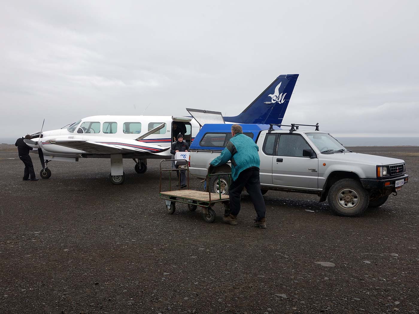 Zwischen Djúpavík und Reykjavík. Ein Flug. - Waren für den Laden in Norðurfjörður und die Post werden ausgeladen. (30.05.2013)