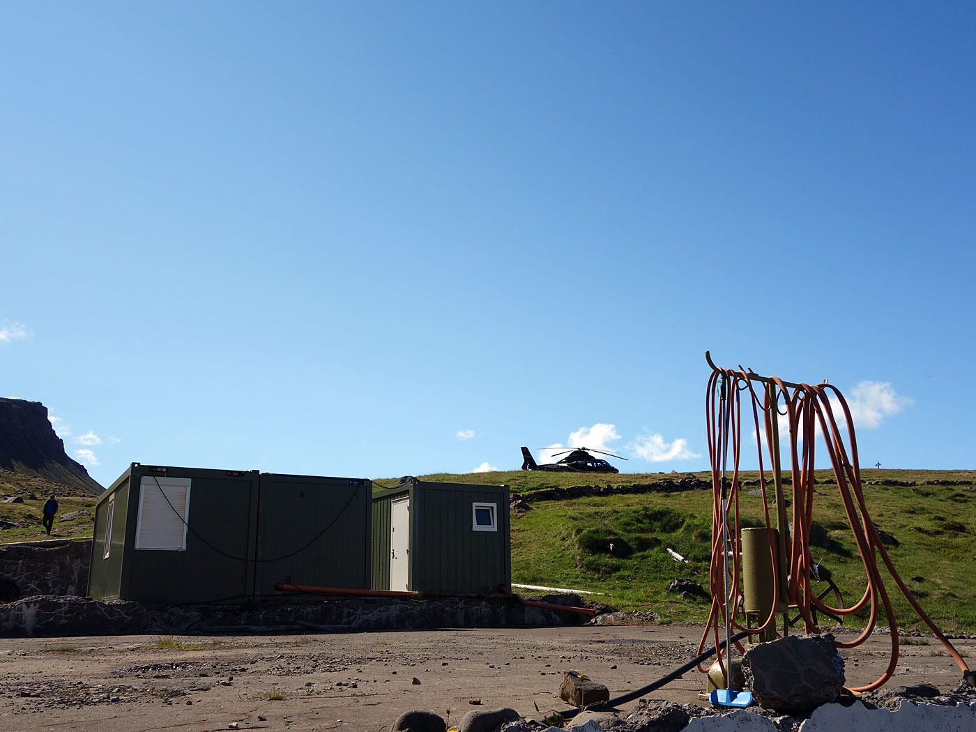 Djúpavík. Verschiedenes LIX. - Auch mit dem Hubschrauber kommen Gäste hier an ... (24. bis 30.06.2013)