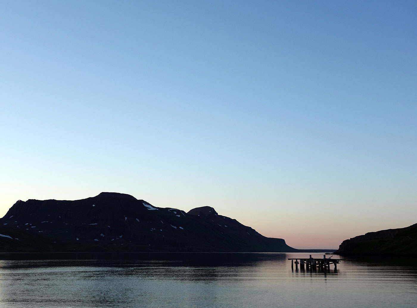 Djúpavík. Verschiedenes LIX. - Um Mitternacht ... Wolkenoser Himmel, Stille ... Djúpavík. (24. bis 30.06.2013)