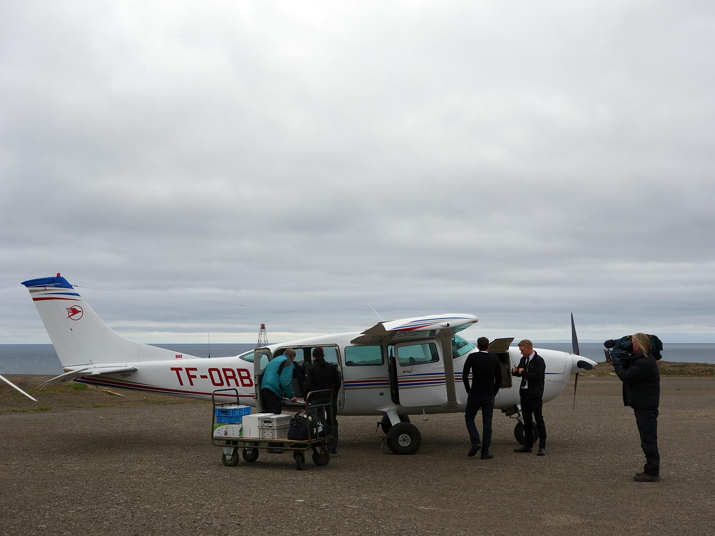 Between Djúpavík and Reykjavík. A flight. - Beside other things - the weekly delivery of mail. And Jói J. is still filming ... (1 July 2013)